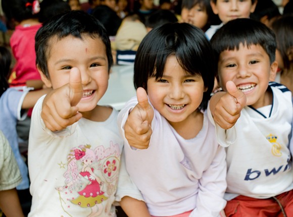 Photo of Bolivian children giving thumbs ups